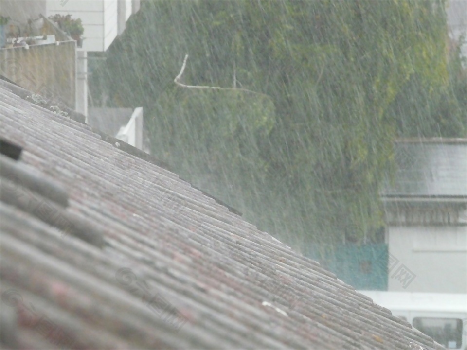 雨打在铁皮屋上音效素材