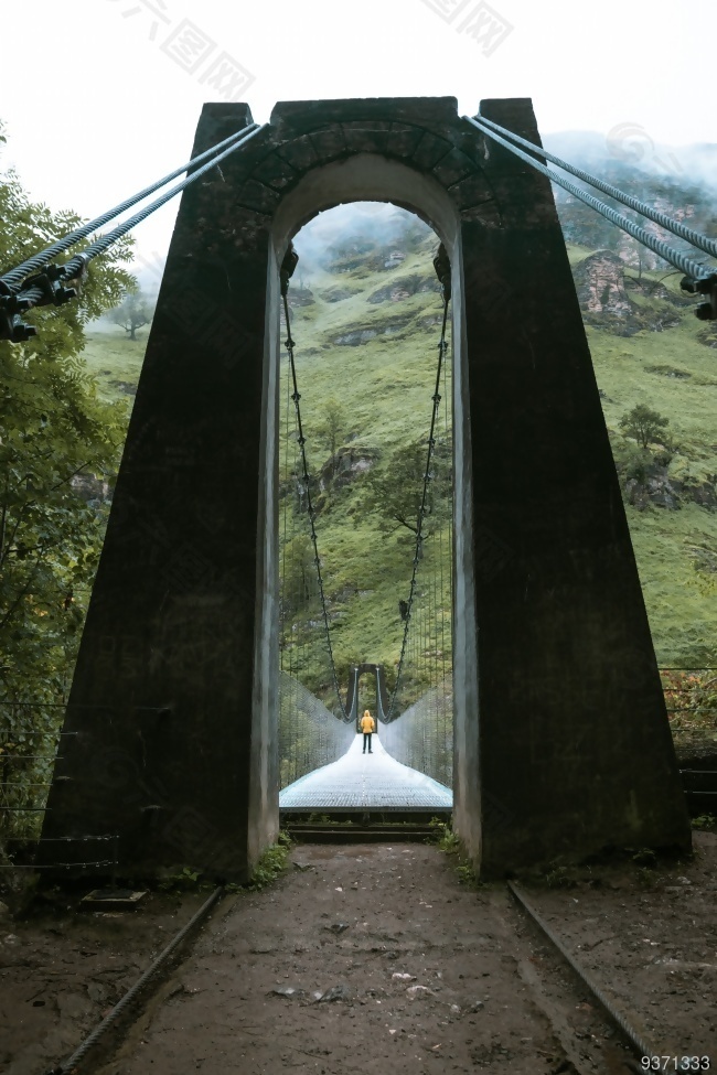 绿色山野吊桥